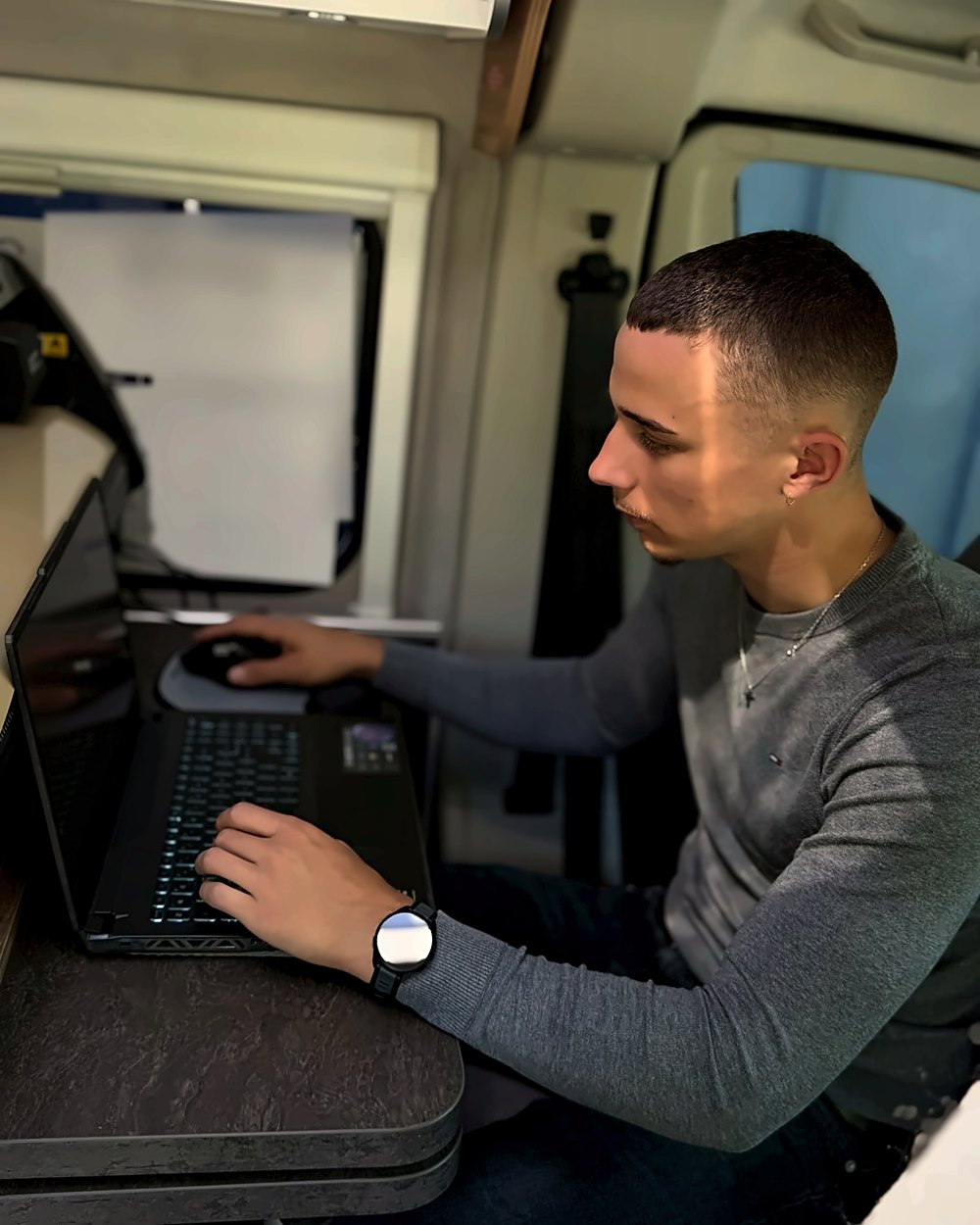 Lorenzo Martinez, graveur funéraire, au travail dans son camion-atelier