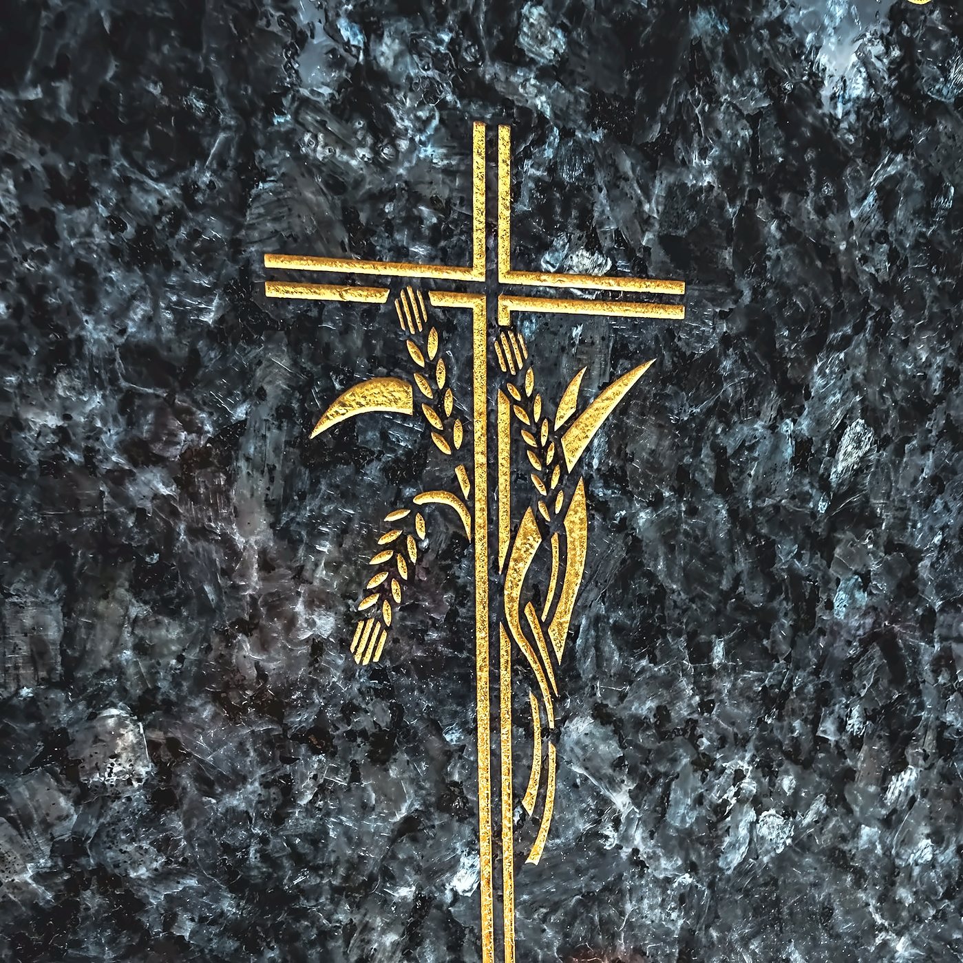 Croix et épis de blé dorés à la feuille d’or sur granit bleu