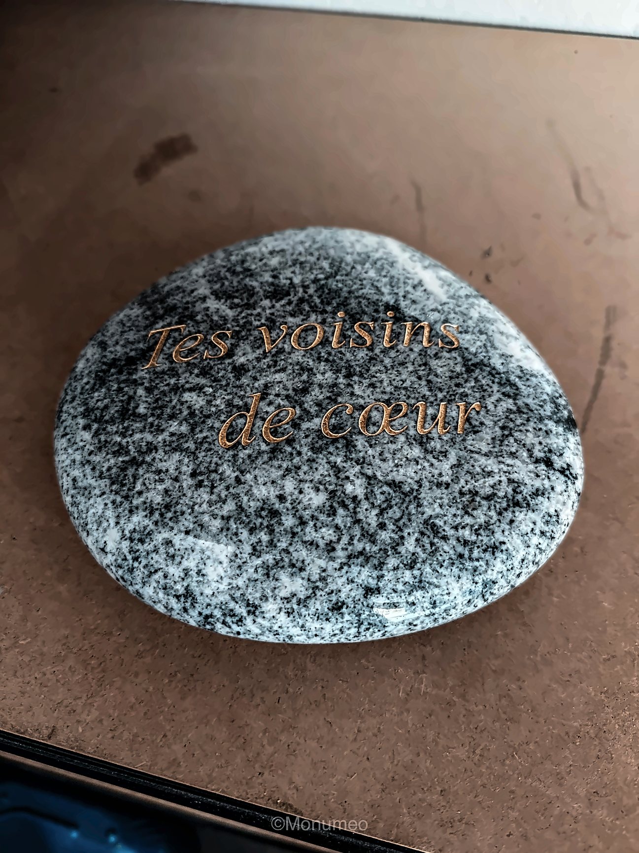 Galet en granit gravé « Tes voisins de cœur » et doré