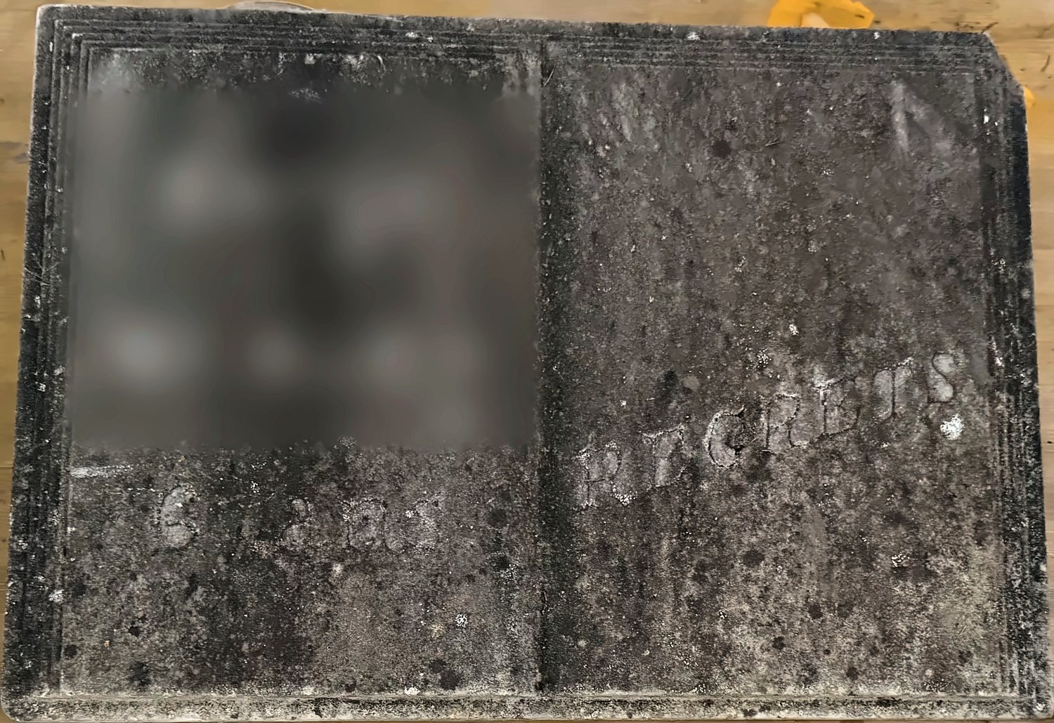 Avant : Nettoyage et redorure d’une plaque livre en marbre