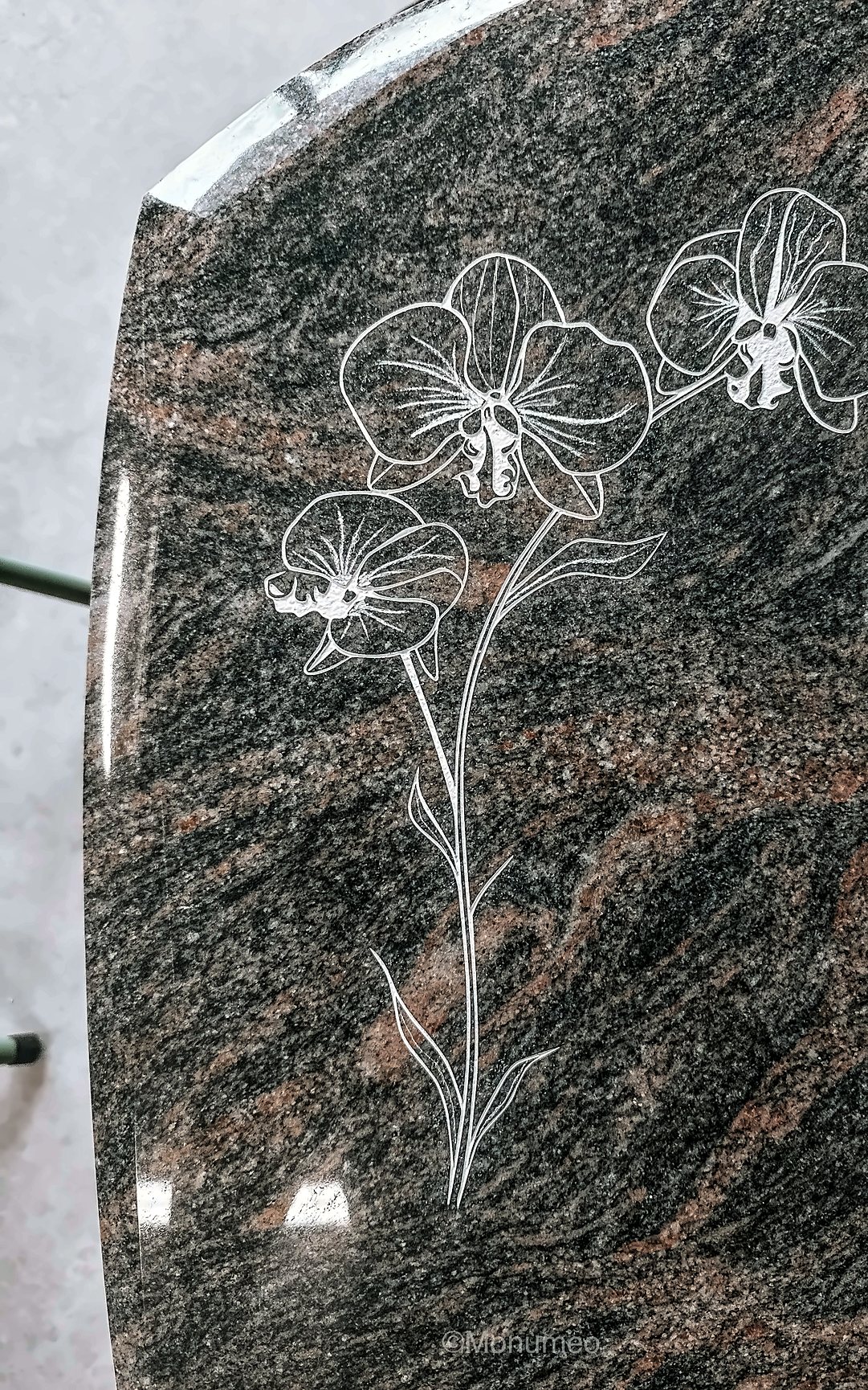 Orchidée gravée au jet de sable sur une stèle en granit