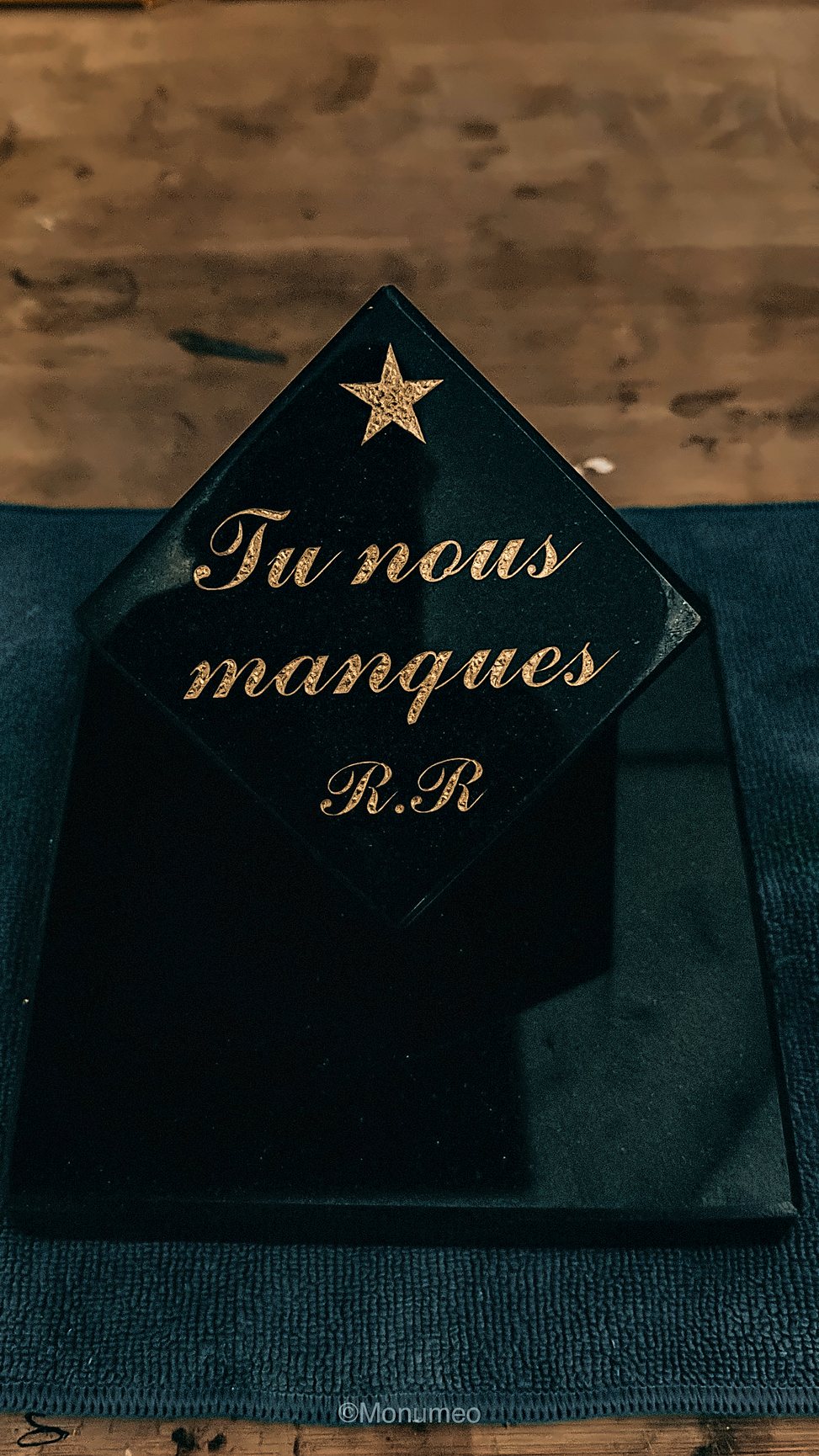 Plaque en granit noir gravée « Tu nous manques », lettres à la feuille d’or